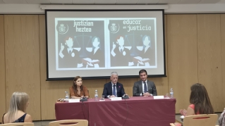 Imagen de la rueda de prensa con la presencia del presidente del Tribunal Superior de Justicia del País Vasco, Iñaki Subijana; la consejera de Justicia y Derechos Humanos del Gobierno Vasco, María Jesús San José, y el magistrado Emilio Lamo de Espinosa